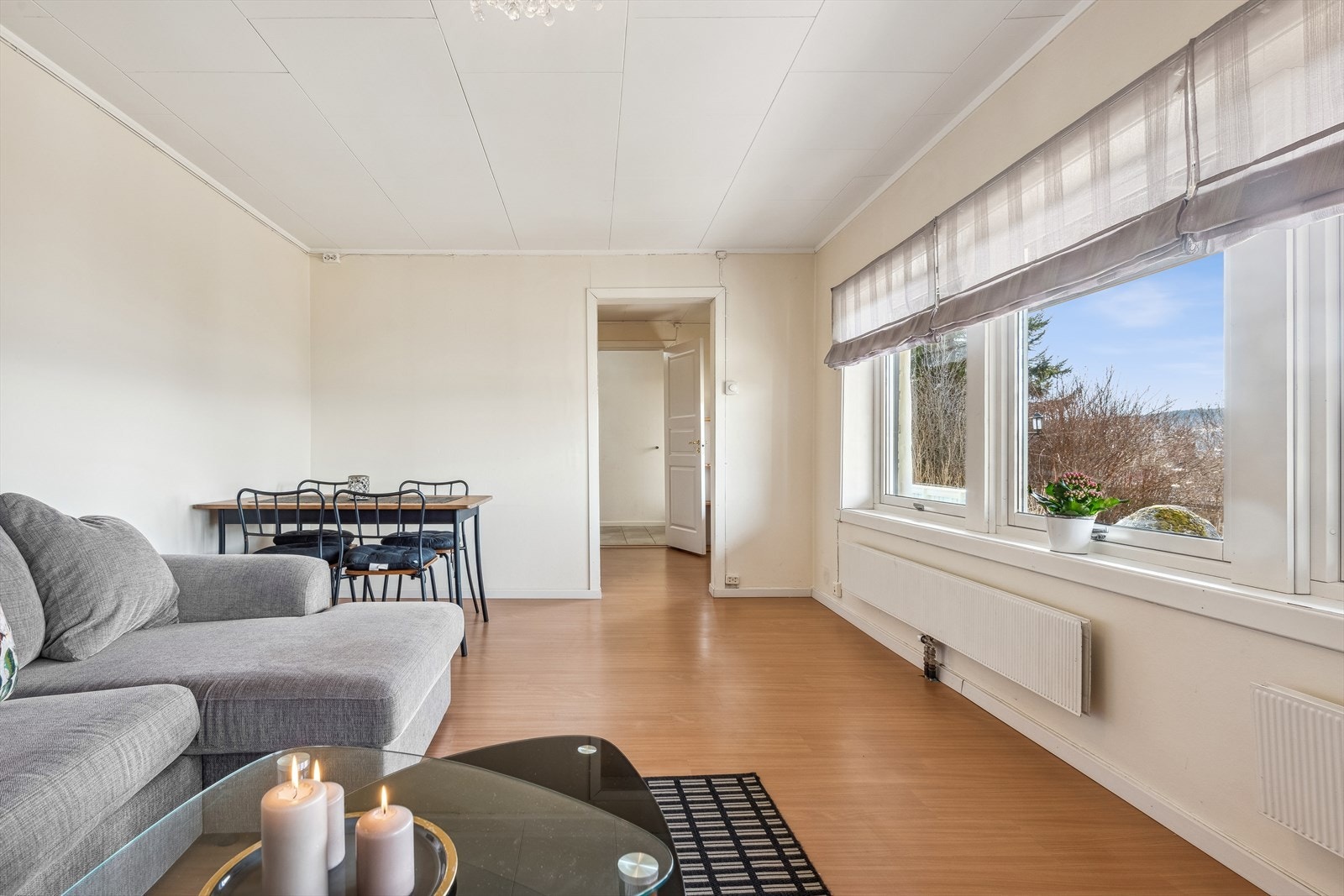 Her får man plass til både spisebord og sofagruppe! Galleribilde