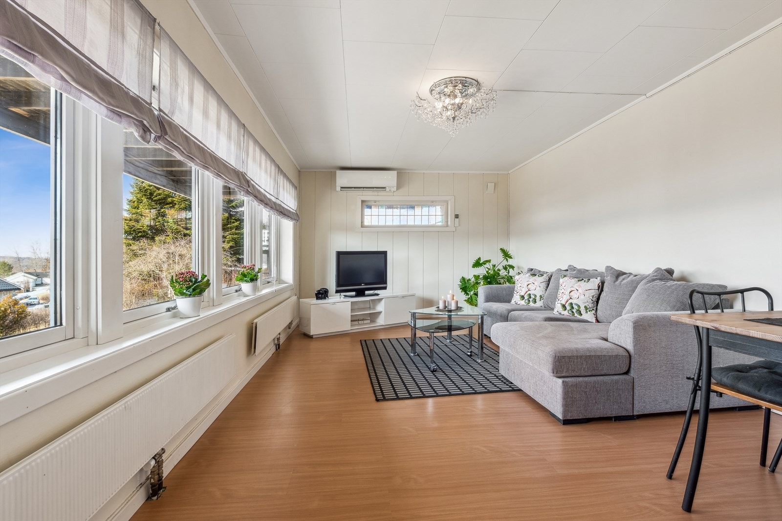 Godt med vindusflater i stua som gir et godt innelys og utsikt ut - I stua er det også montert varmepumpe! Galleribilde