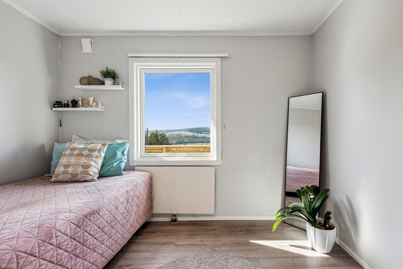 Fra dette soverommet er det fin utsikt til landskapet! Galleribilde
