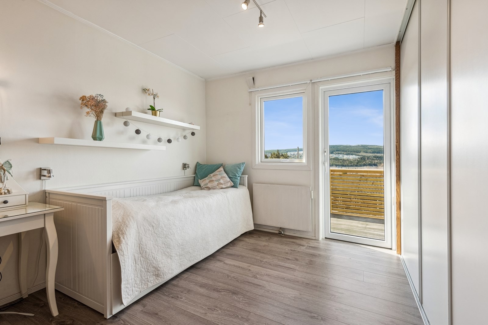 På dette soverommet er det godt med garderobeskap og utgang til balkong! Galleribilde