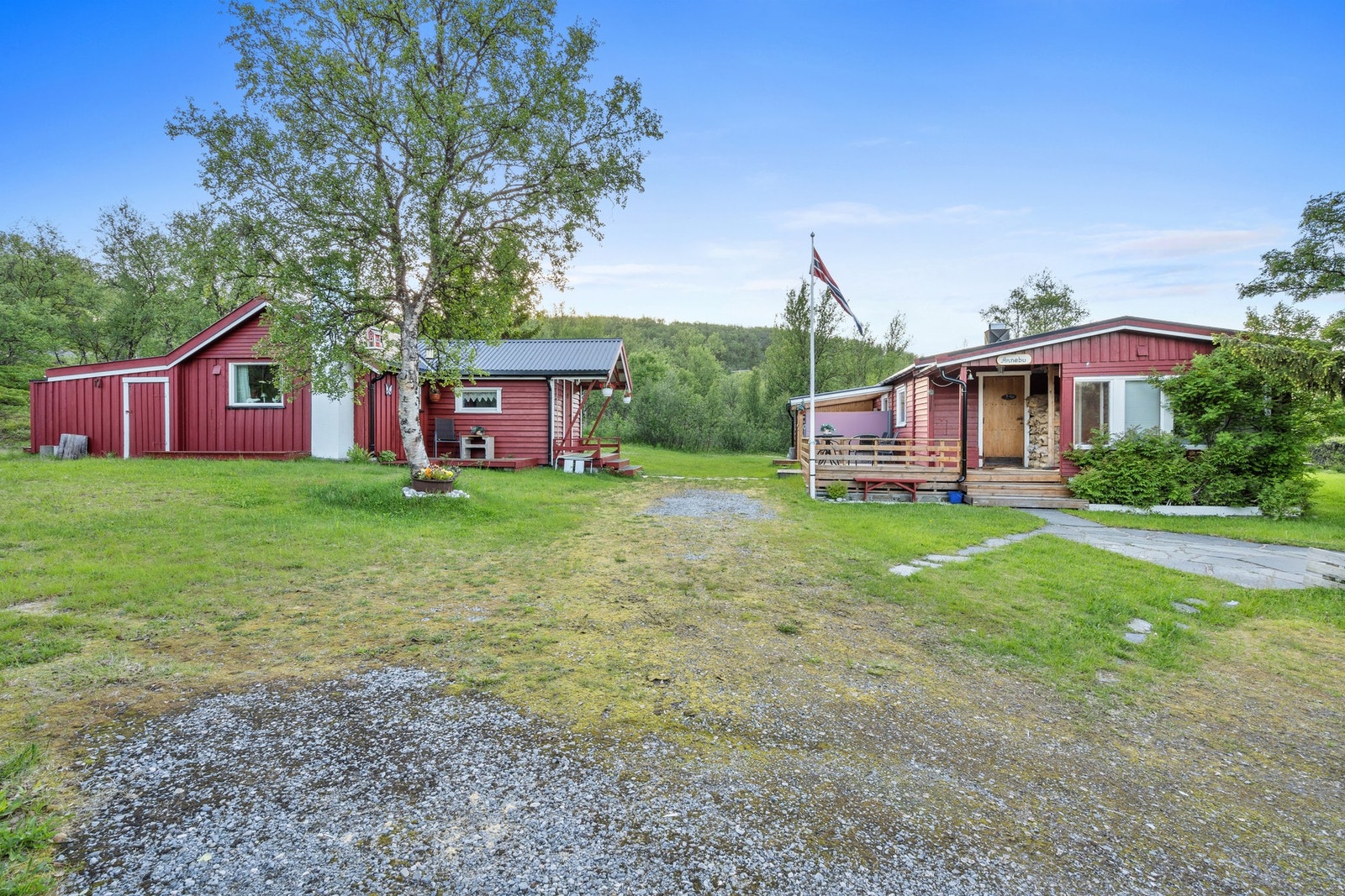 Velkommen på visning til denne innholdsrike hytta med flotte uteområder, anneks, garasje, samt nærhet til flott natur - Hatterveien 95! Galleribilde