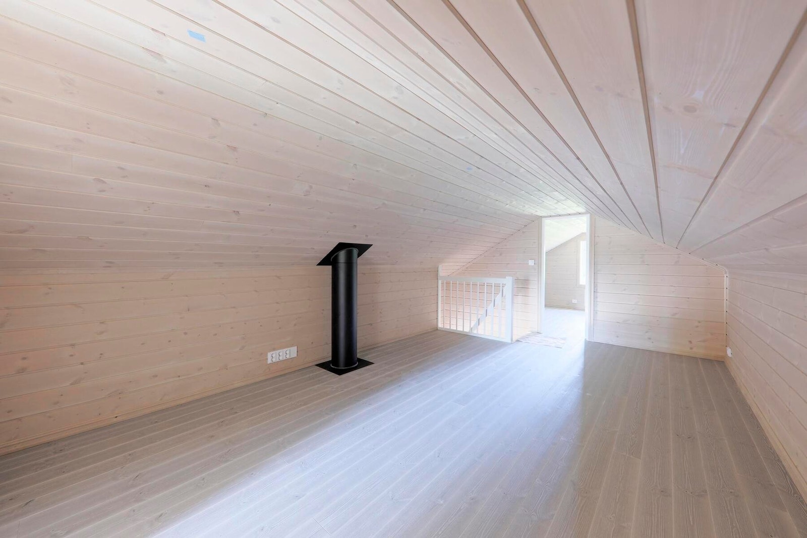 Romslig hems med lyse overflater i tre.
Byggeplassfoto Galleribilde