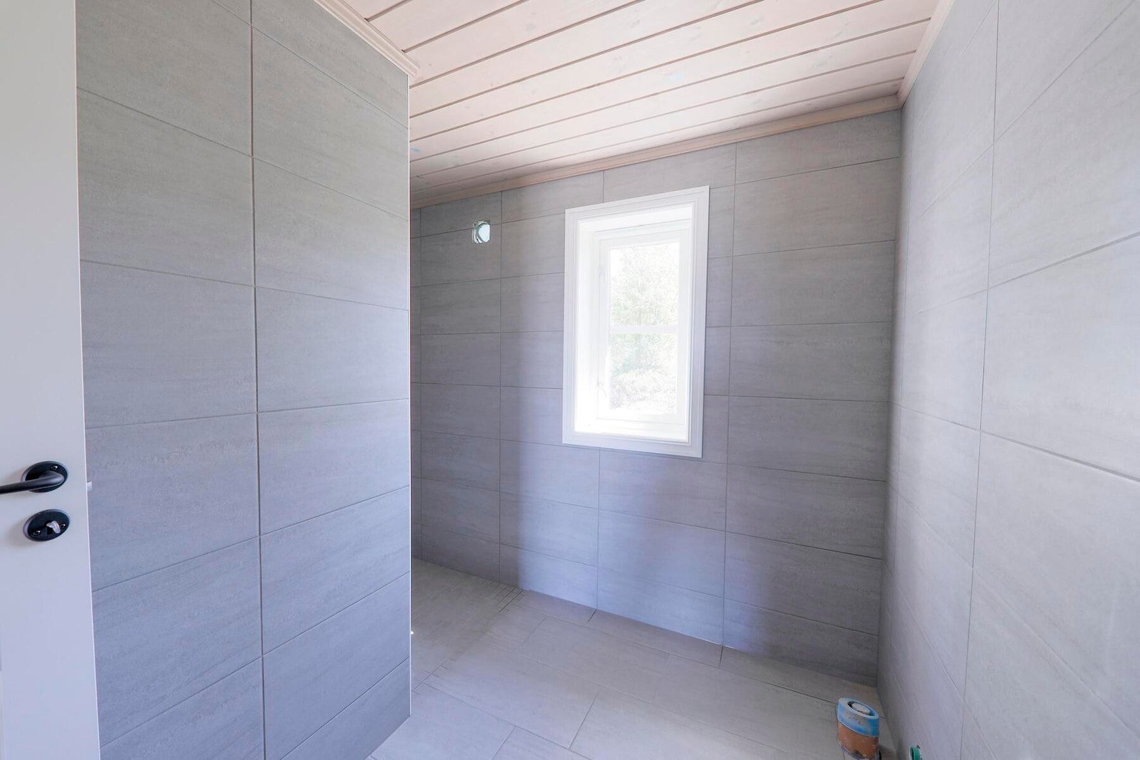 Lekkert flislagt bad klart for montering av innredning.
Byggeplassfoto Galleribilde