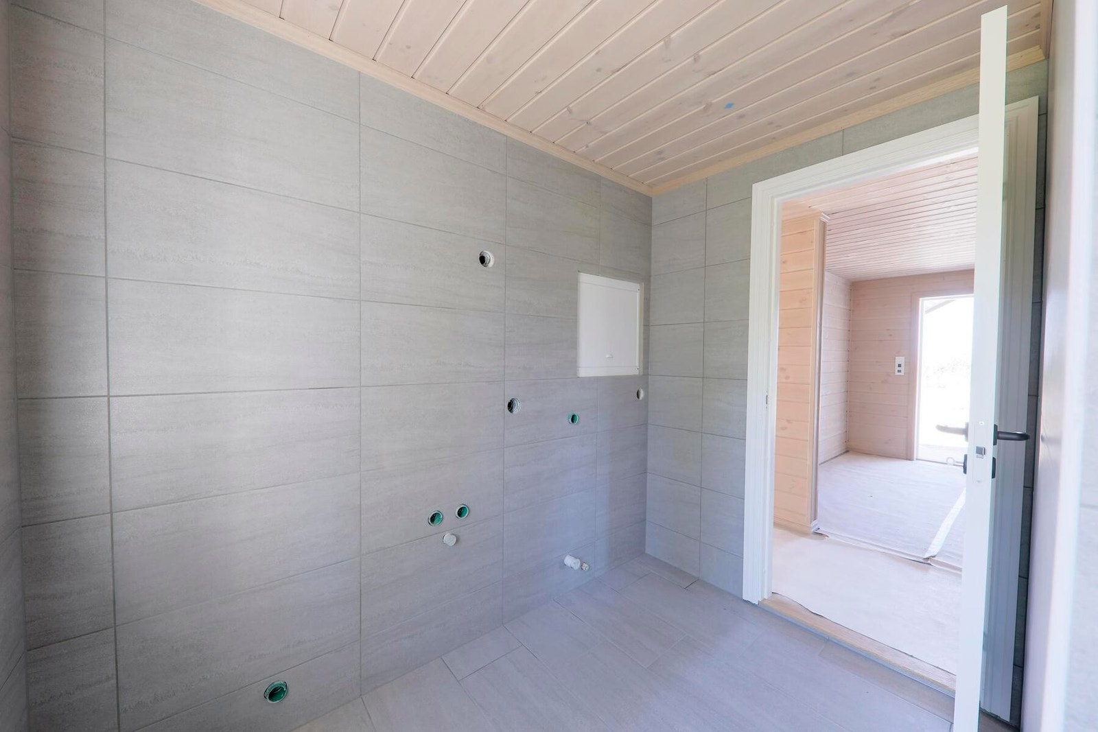 Lekkert flislagt bad klart for montering av innredning.
Byggeplassfoto Galleribilde