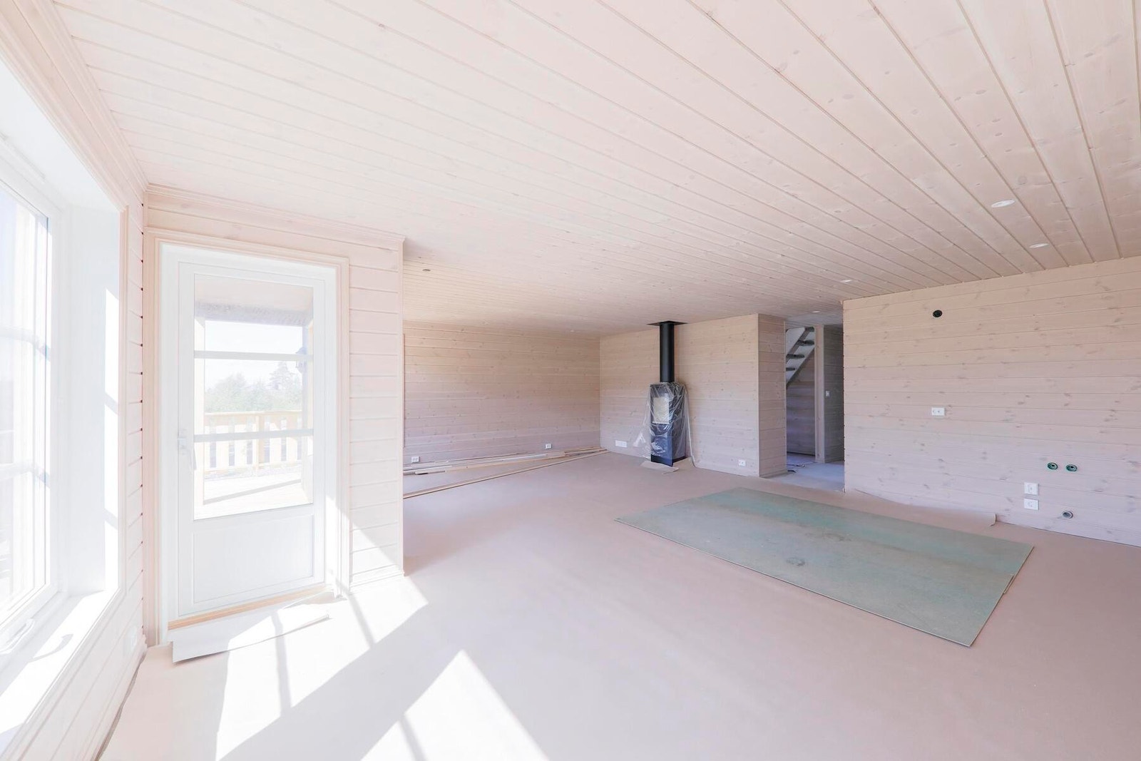 Koselig peis i stua.
Byggeplassfoto Galleribilde