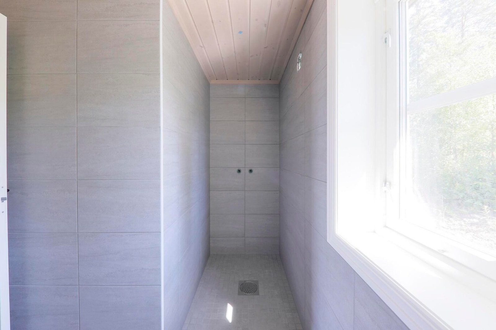 Badet har flistlagt dusjnisje.
Byggeplassfoto Galleribilde