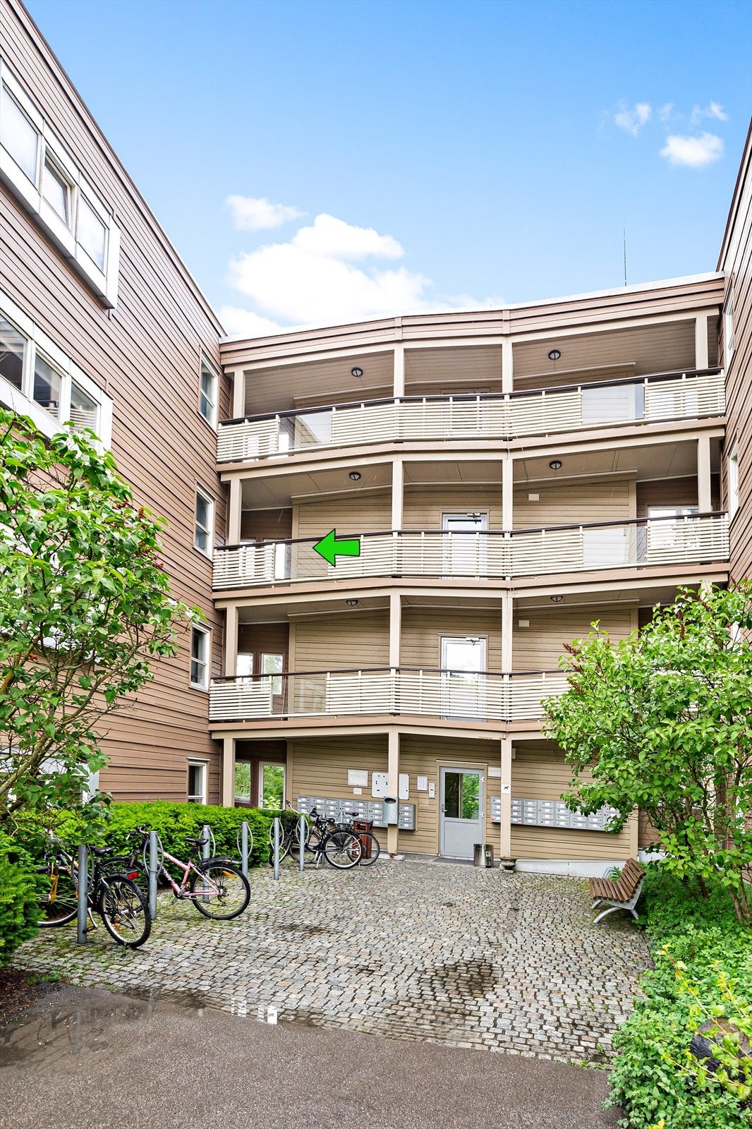 Inngangsparti, med heis opp til 3.etg og tilgang via utvendig svalgang. Galleribilde