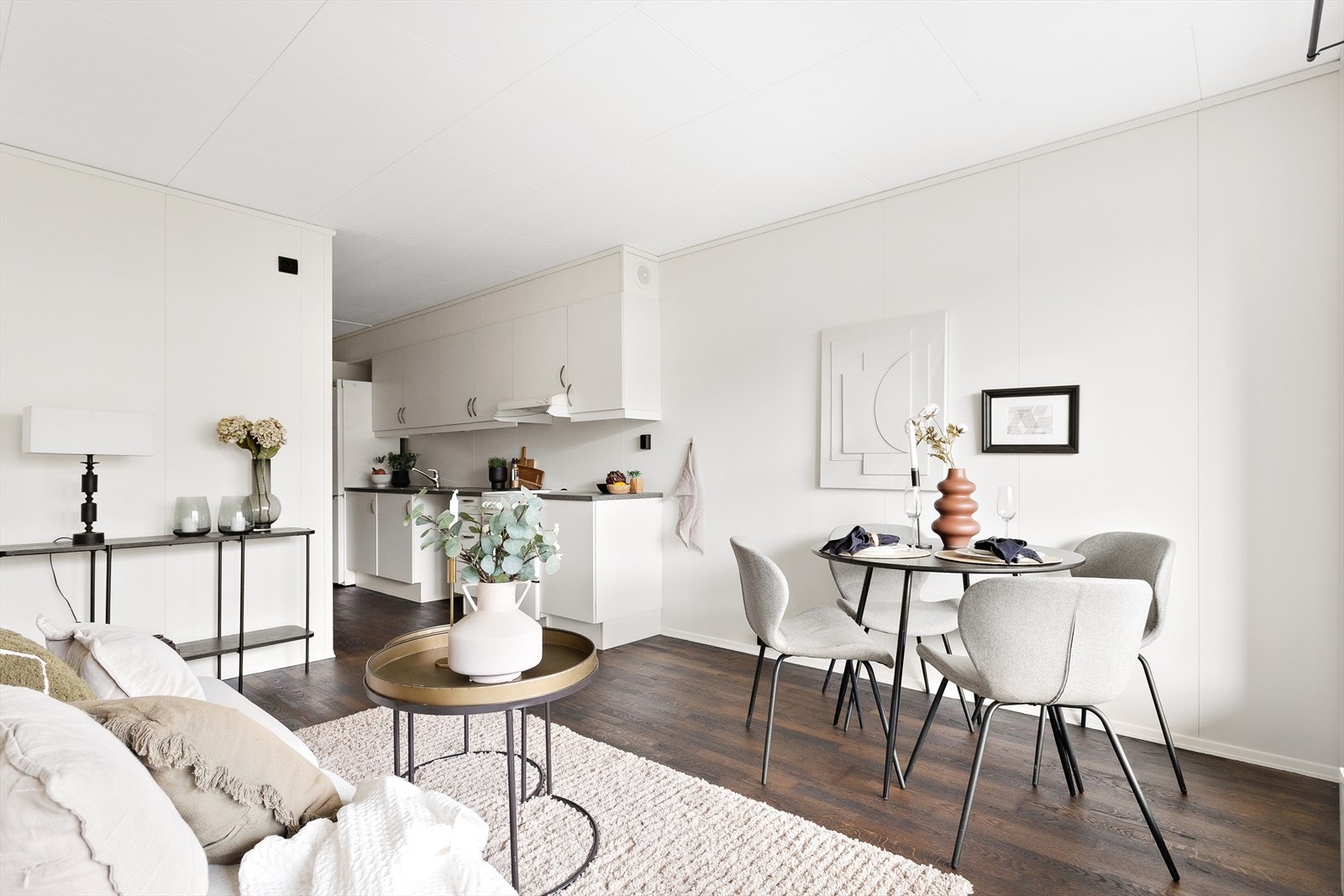Det er lagt nye gulv i leiligheten og nymalte vegger og listverk. Galleribilde