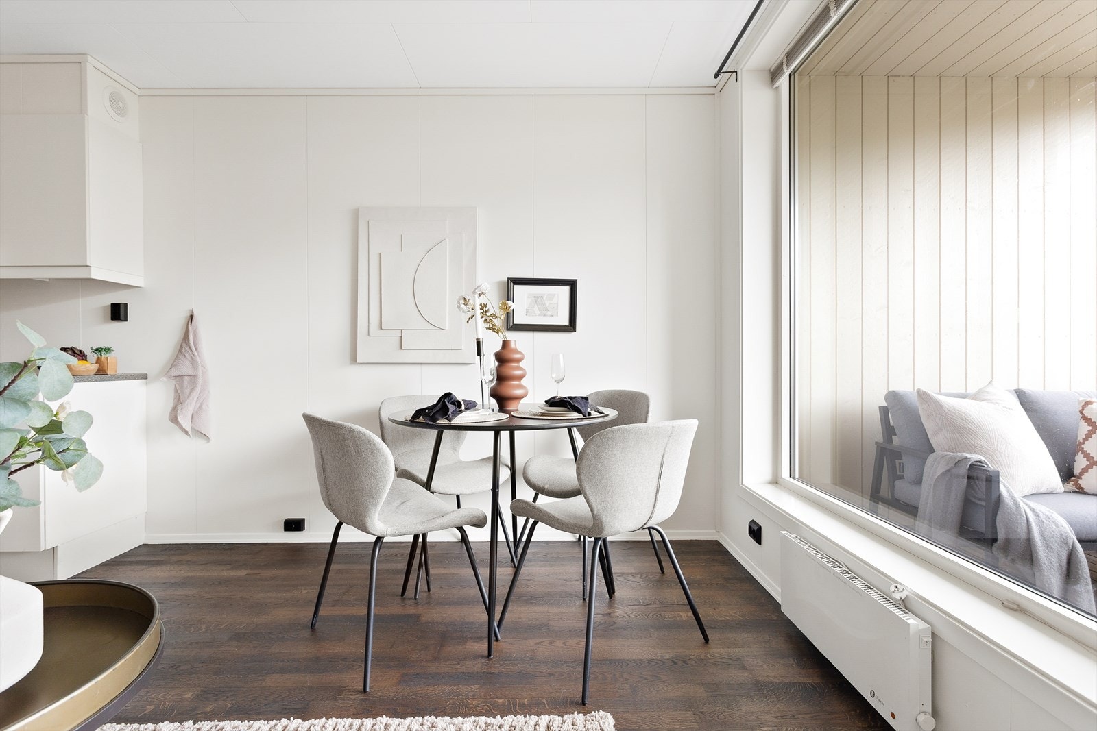 Stuen kan møbleres på flere måter, og det er plass til spisebord. Galleribilde