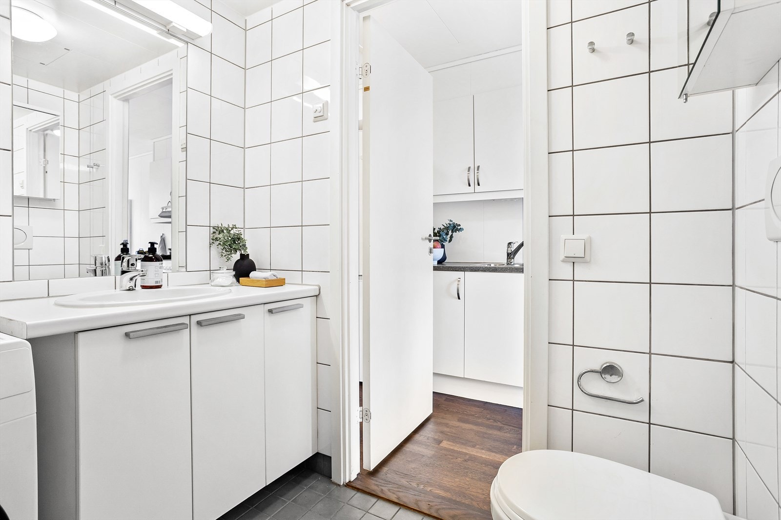 Wc, speil, lysarmatur og baderomsinnredning. Galleribilde