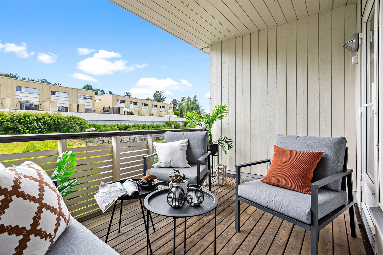 Leiligheten har terrasse inn mot grønne og fine fellesarealer. Galleribilde