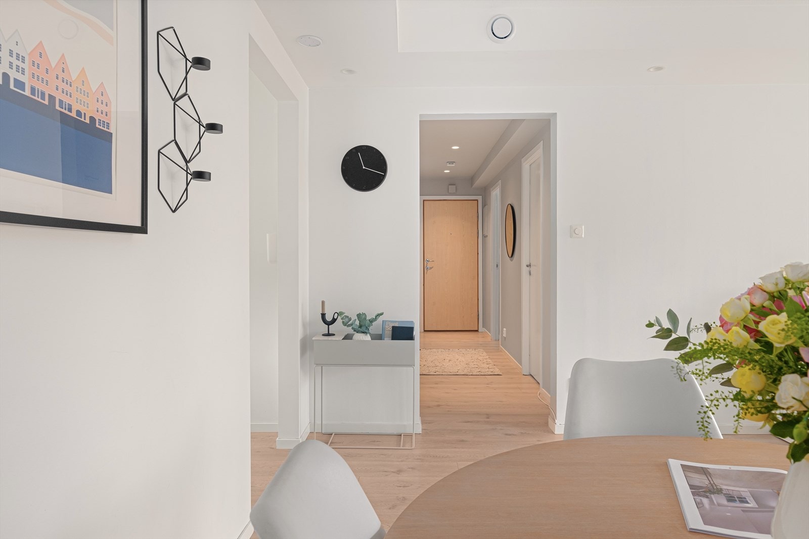 Sett fra spisegruppe mot gangen. Gangen har også downlights i himling Galleribilde
