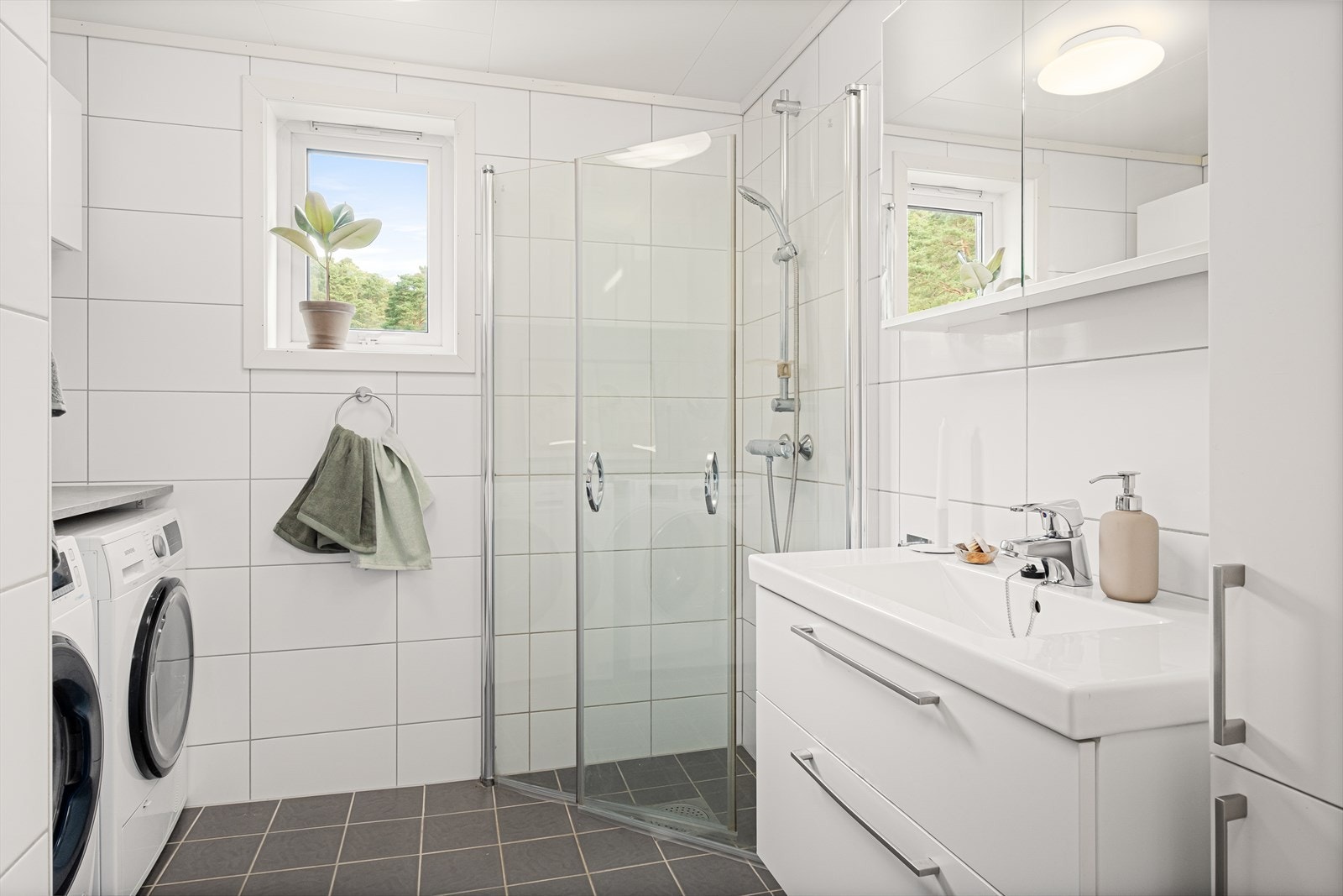 Badet er romslig og fremstår som stilfullt og moderne. Galleribilde