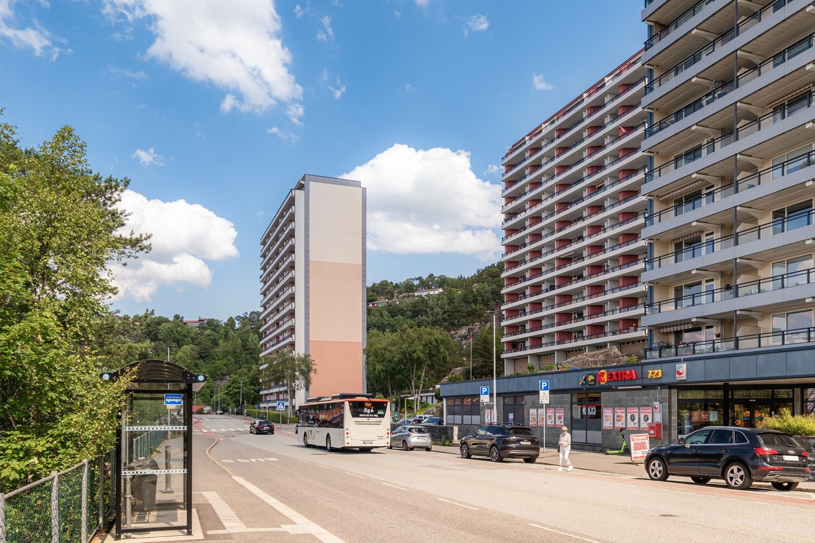 Svært kort gangavstand til dagligvarebutikk og bussholdeplass. Galleribilde