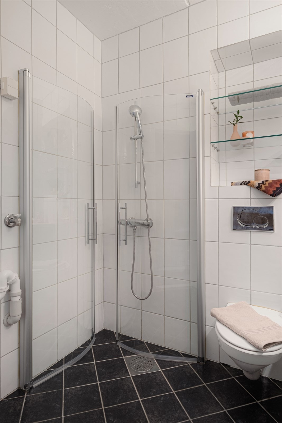 Opplegg for vaskemaskin på badet, og plass til vanlig vaskemaskin (60 cm). Rør-i-rør system. Galleribilde