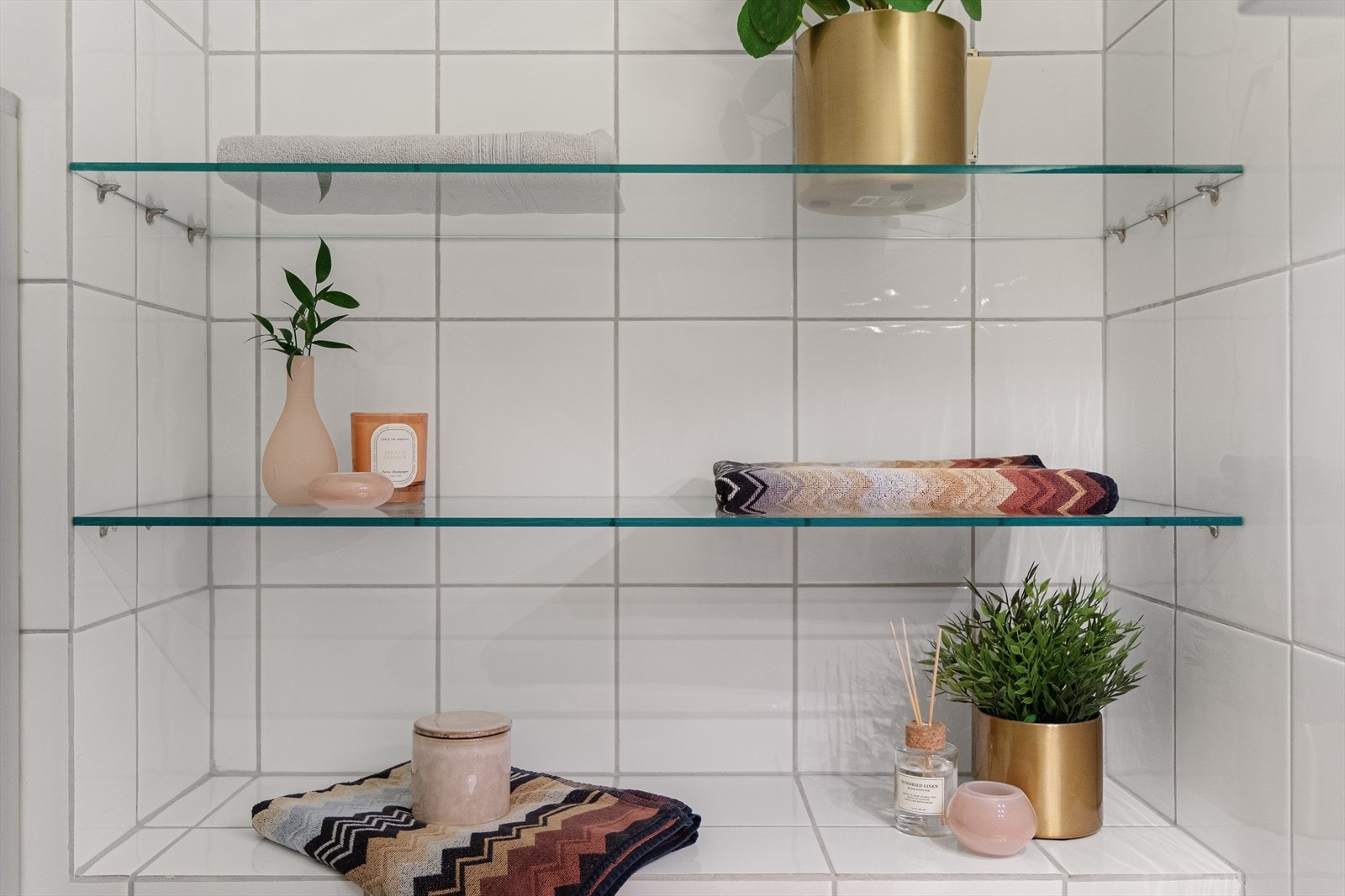 Det er innredet med foldedører i dusj, veggtoalett og baderomsinnredning med servant samt belyst speil. Galleribilde