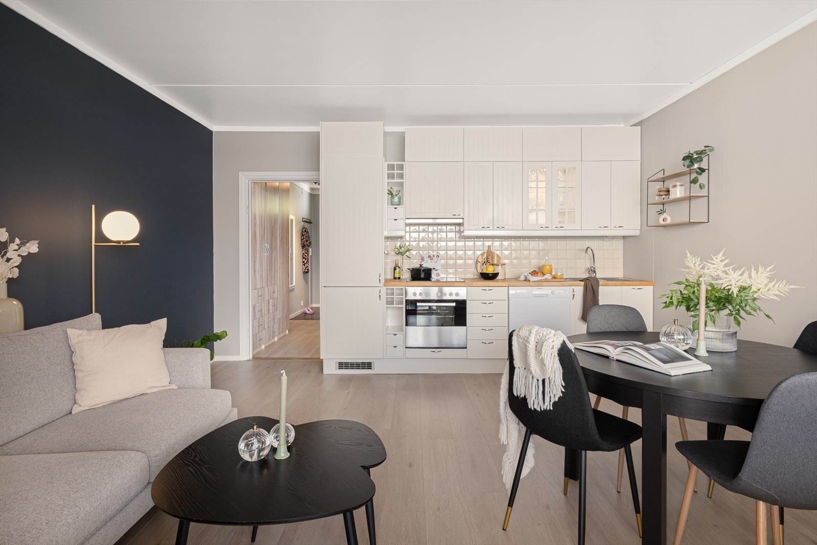 Rommet har et areal på 21 m2 med plass til sofagruppe og spisebord. Galleribilde