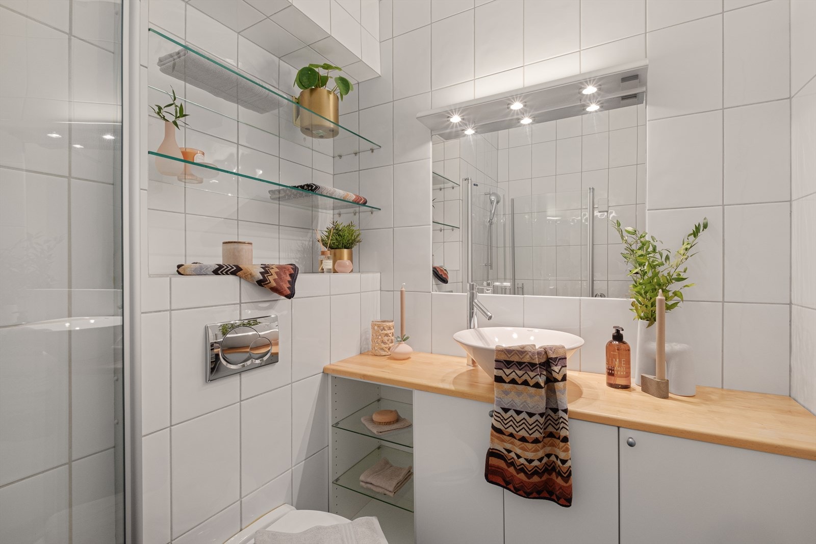 Badet er helfliset og har termostatstyrte varmekabler i gulv. Galleribilde