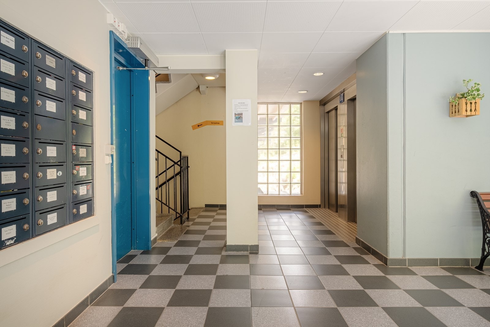 Det er to heiser i bygget. En vanlig heis, og en vareheis (større heis) Galleribilde