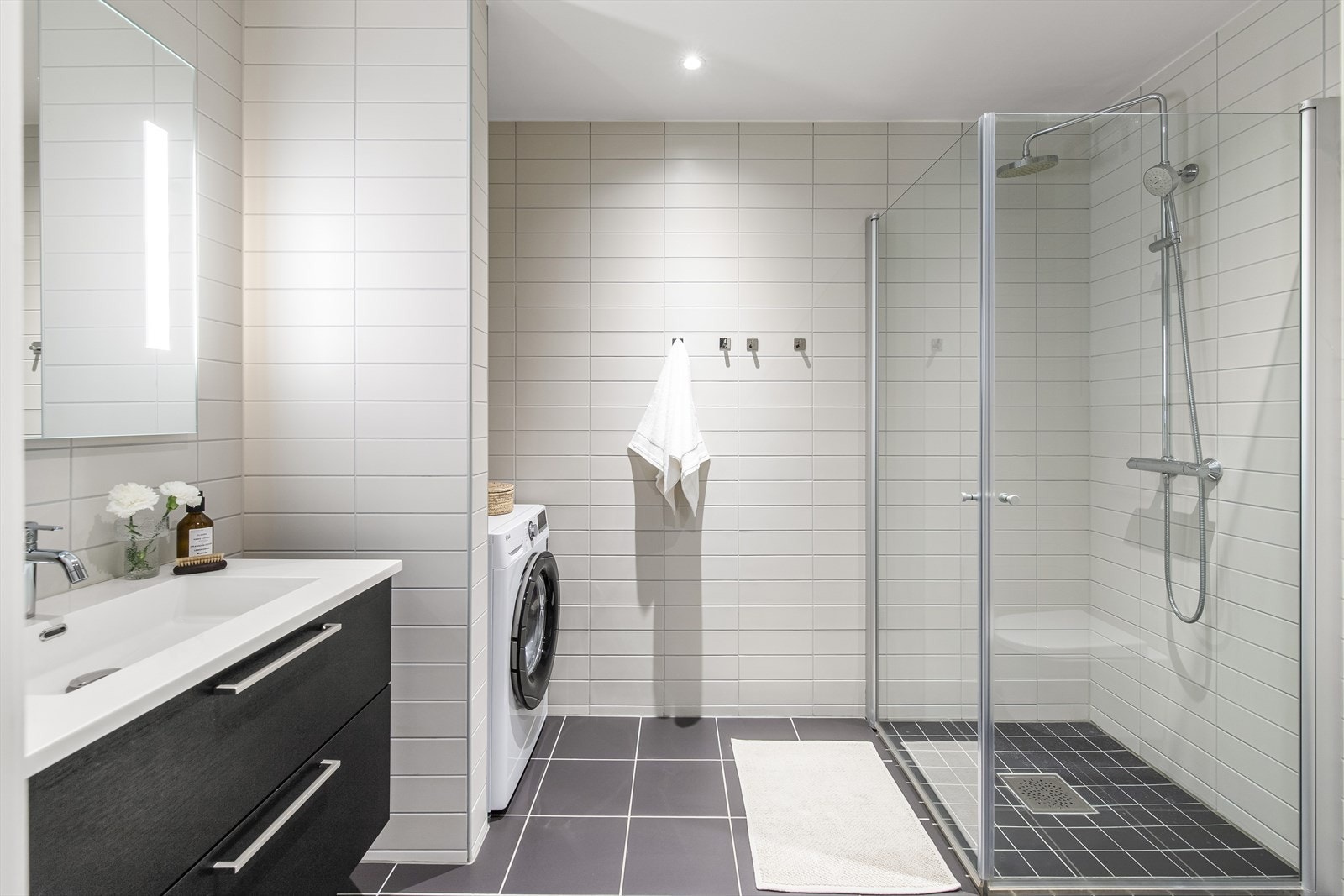 Badet er helflislagt med matchende vegg- og gulvfliser. Elektriske varmekabler i gulv gir en lun varme året rundt. Galleribilde