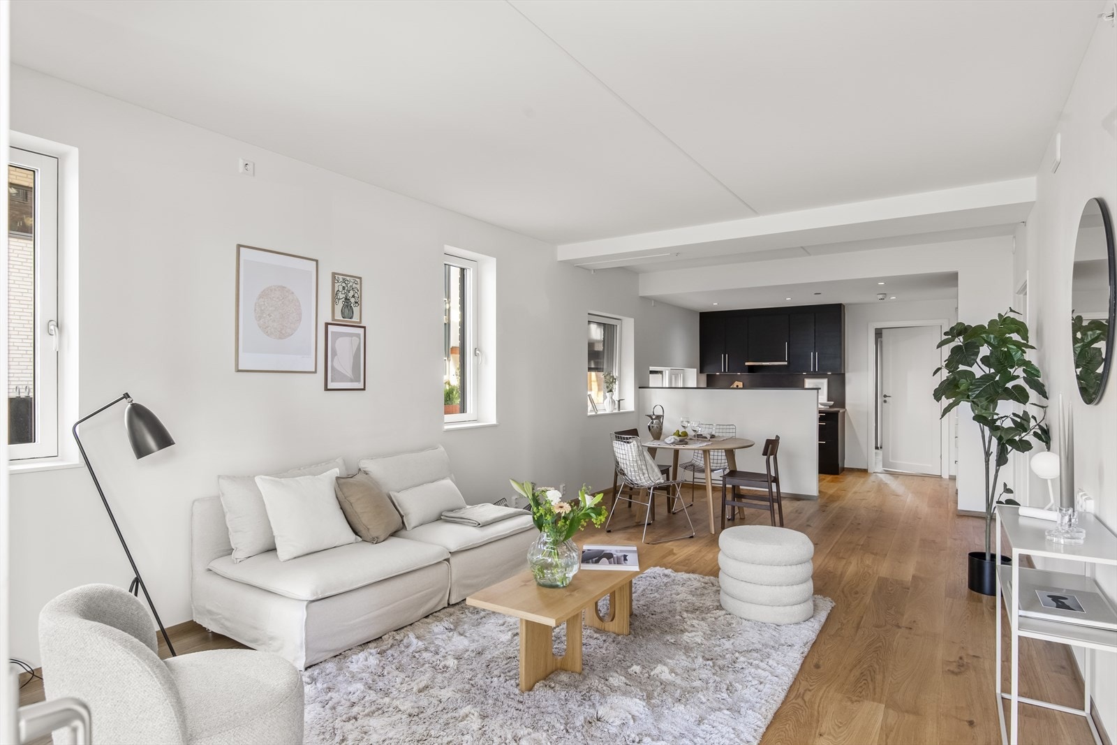 Boligen har liten/ingen bruksslitasje og innvendige standarden bærer preg av tidsriktig materialbruk, god teknisk standard og funksjonelle løsninger. Galleribilde