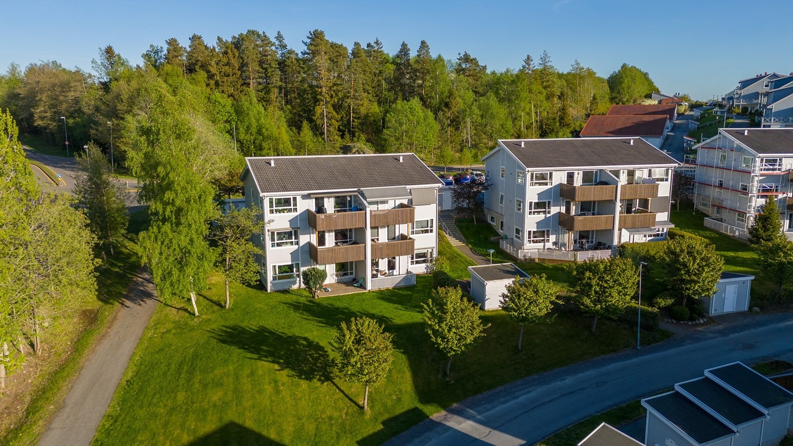 Direkte utgang fra leiligheten til pent gresslagt fellesarealer. (selgers eget bilde). Galleribilde