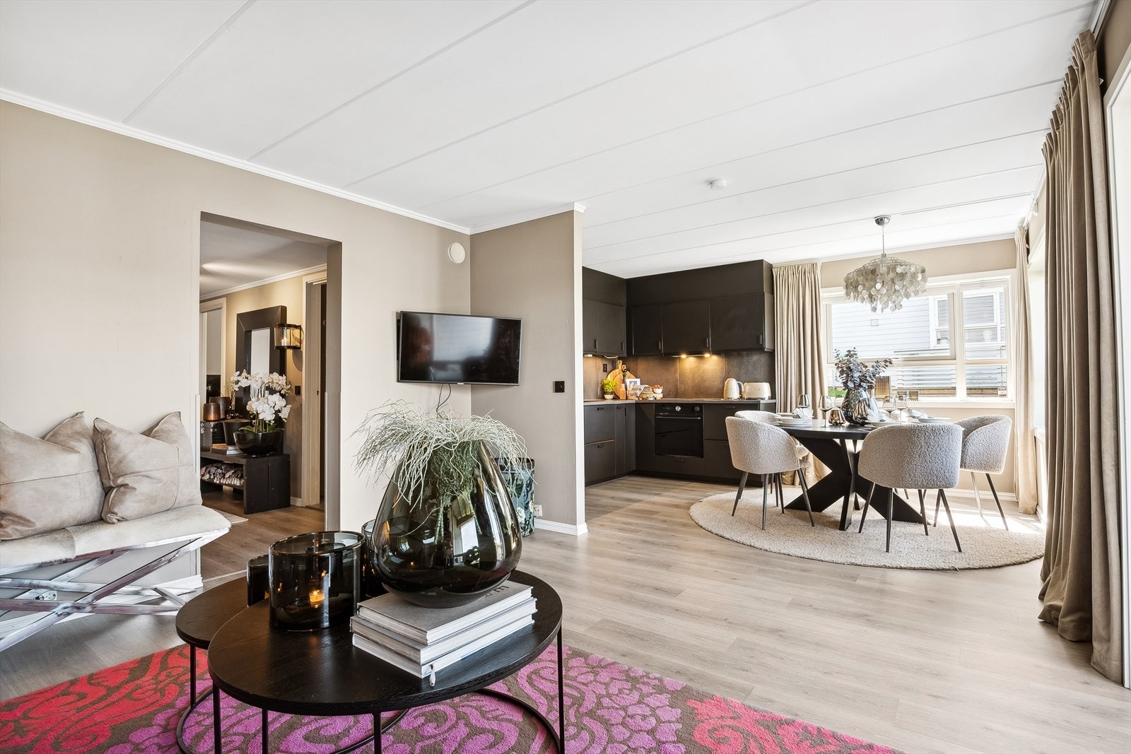 God rominndeling med satte soner for sofa og spisebord. Galleribilde