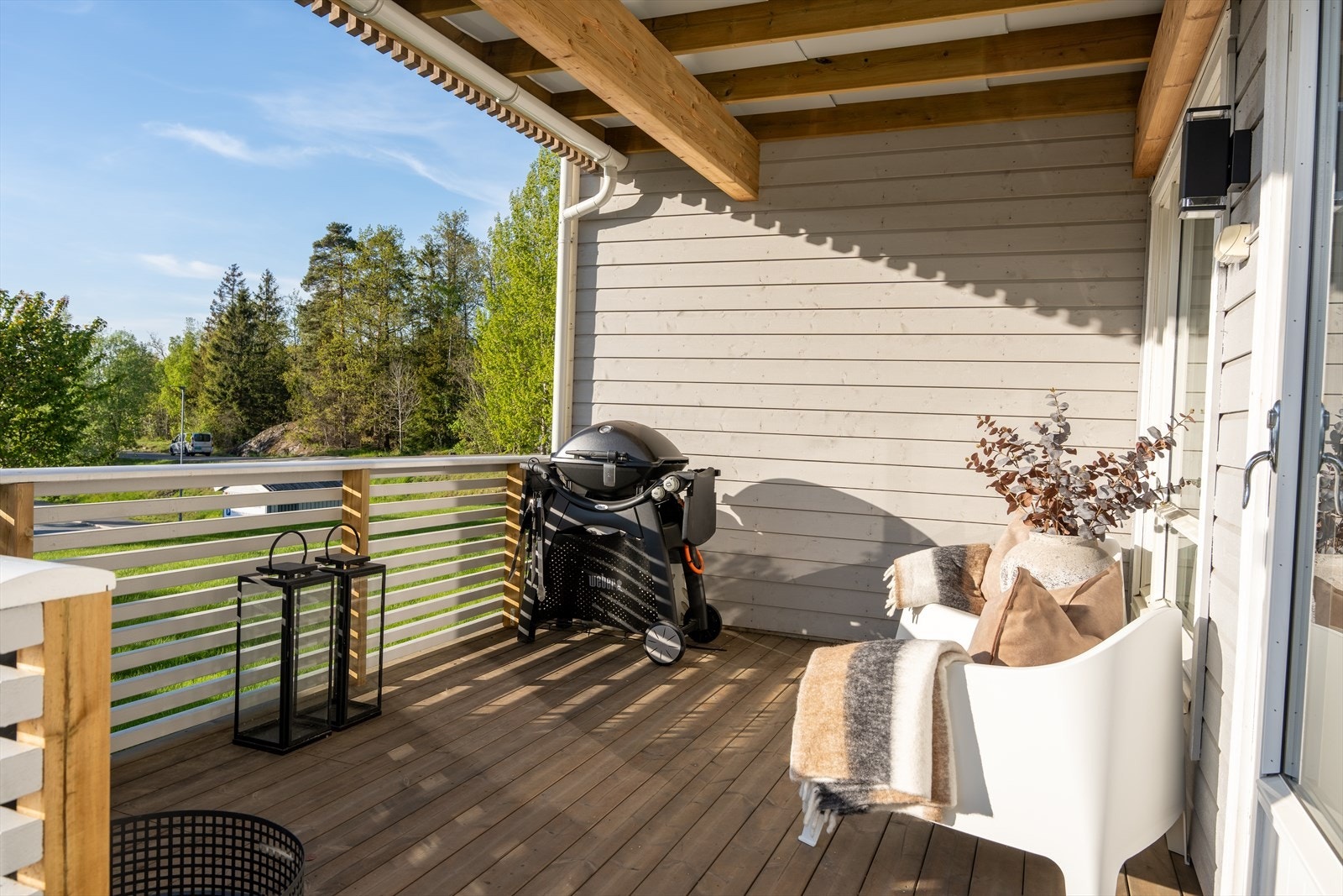 Romslig overbygget terrasse orientert syd/vest. Galleribilde