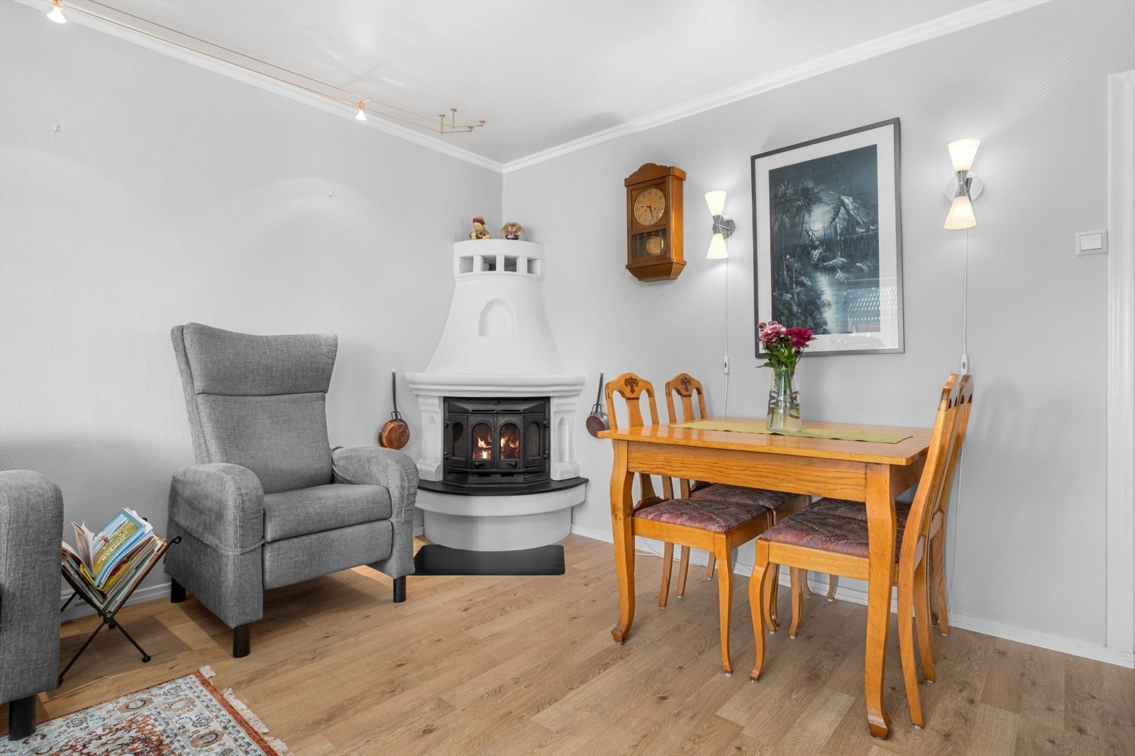 I hjørnet av stuen finner man en flott peis som fungerer bra som en alternativ oppvarmingskilde og er perfekt for de kalde vinterkveldene. Galleribilde