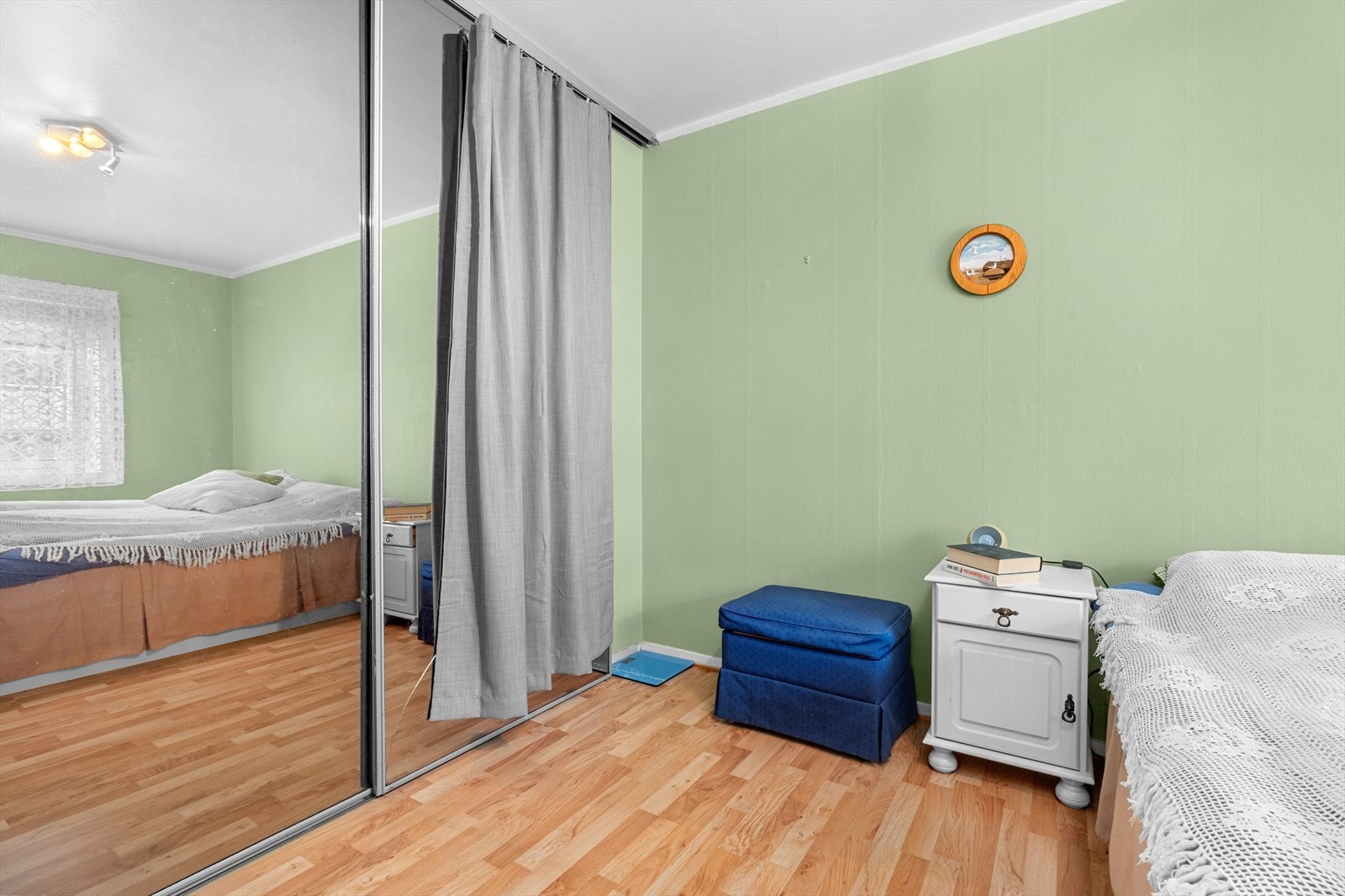 Det er etablert en integrert skyvedørsgarderobe for god plass til oppbevaring. Galleribilde