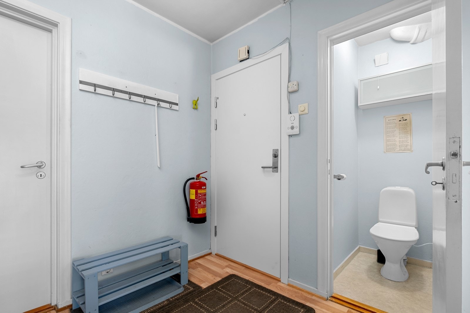 Når du kommer inn i leiligheten trer du inn i en romslig entré med god plass til oppbevaring av sko og yttertøy. Her har du også direkte adgang til eget WC-rom. Galleribilde