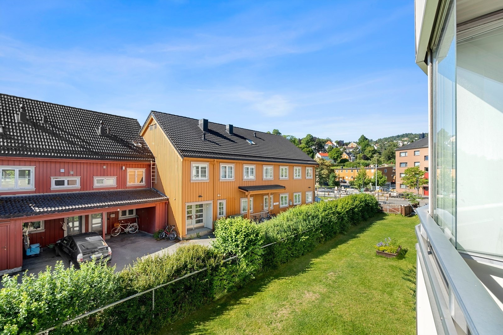 Leiligheten har skjermet beliggenhet i 2. etasje og er vendt inn mot en rolig bakgård med grønne hager og den sjarmerende trehusrekken langs Ilevollen. Galleribilde