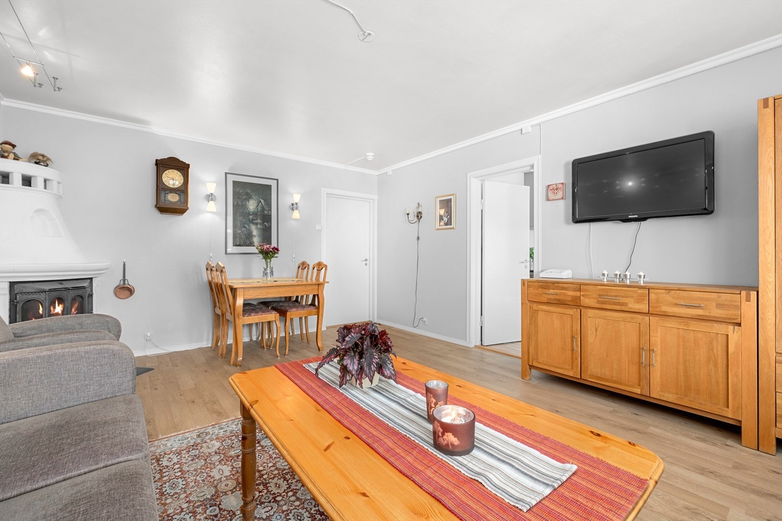 Sørvendt beliggenhet og rause vindusflater gir godt med naturlig lys og skaper en romslig atmosfære. Galleribilde