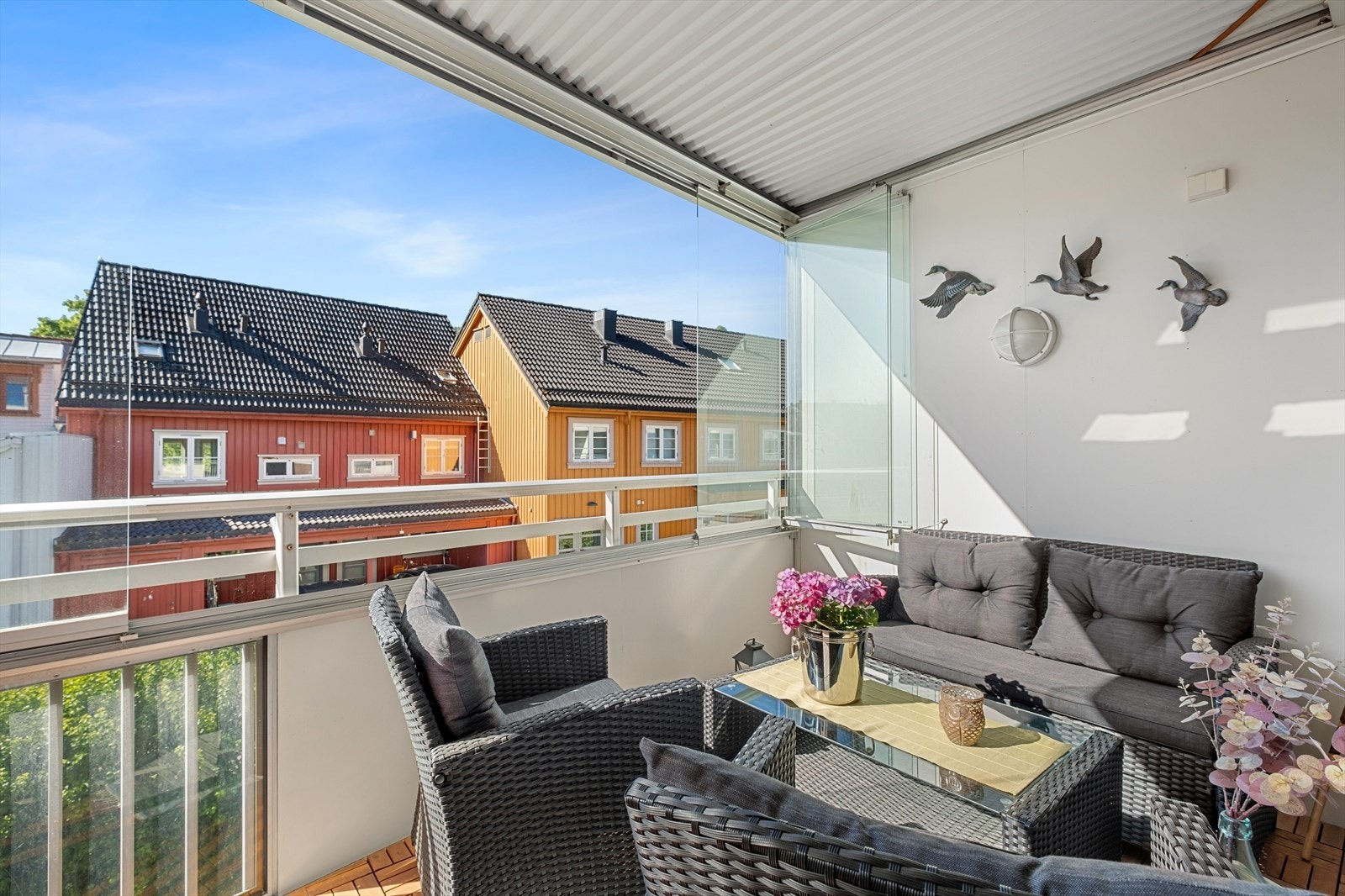 Balkongen er på 8 m² med god plass til en sittegruppe, grill og tilhørende utemøblement. Galleribilde