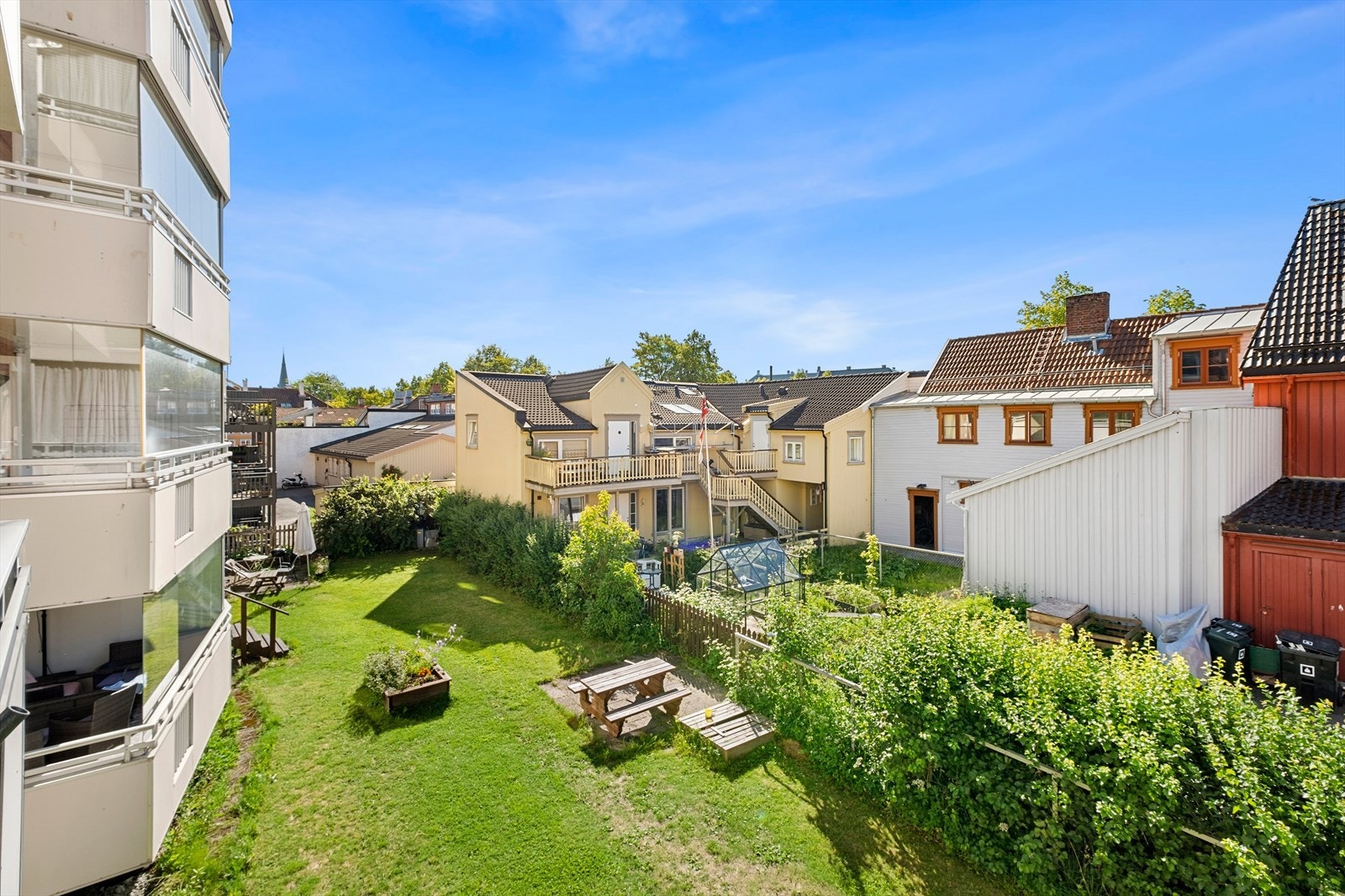 Fra leiligheten er det kort avstand til 'alt' du trenger i hverdagen som daligvarehandel, shopping og gode kollektivtilbud. Galleribilde