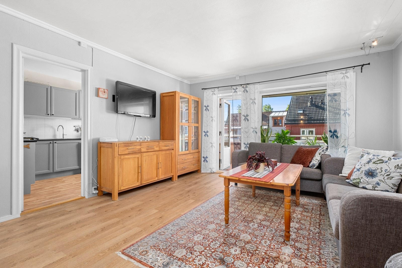 Stuen er praktisk adskilt fra kjøkkenet, som skaper rom for enkel møblering. Denne kan også fjernes ved oppussing, dersom man ønsker åpen løsning. Galleribilde