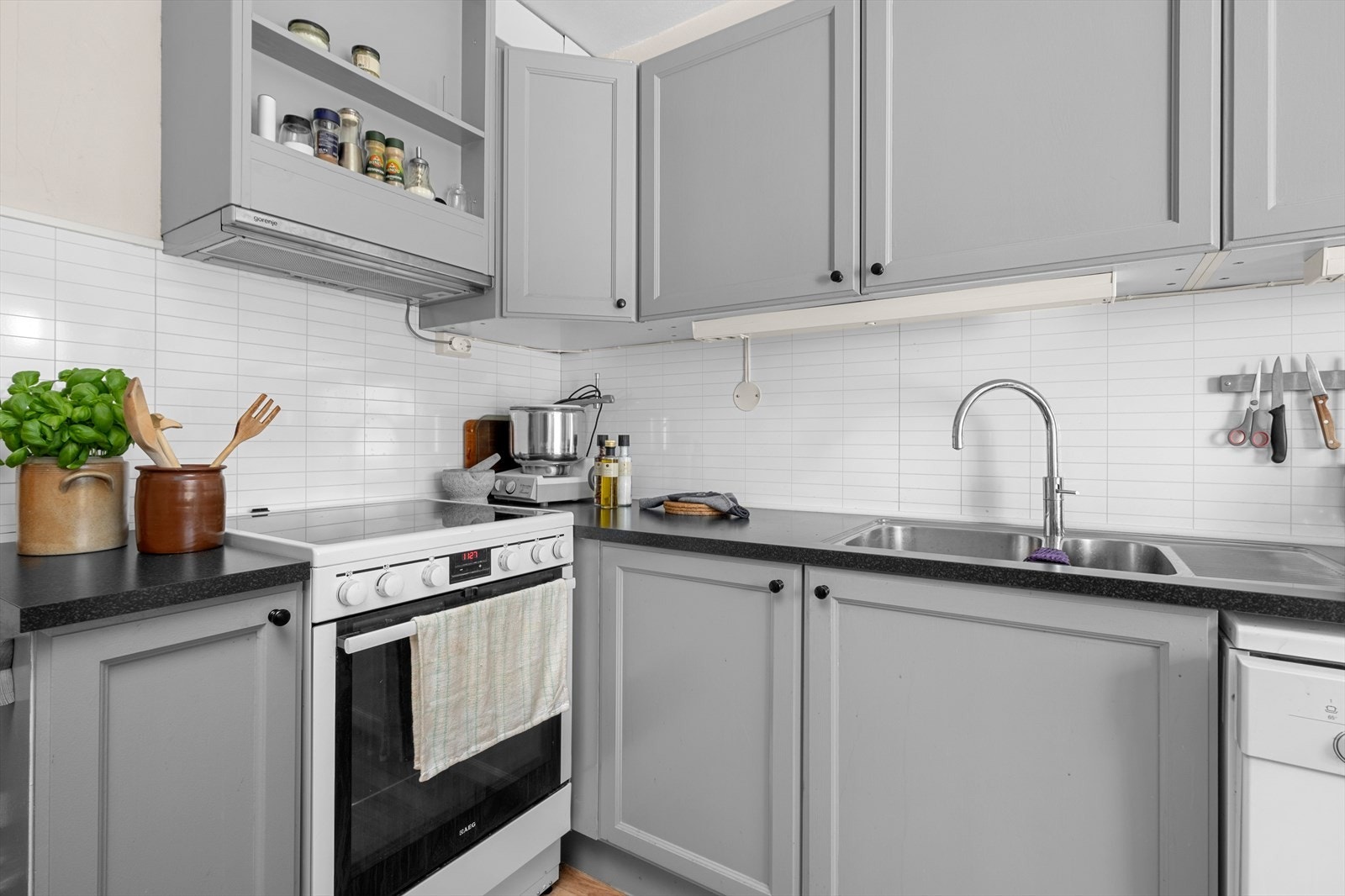 Kjøkkenet har fått tilstandsgrad 1 av takstmann og holder en gjennomgående pen standard. Galleribilde