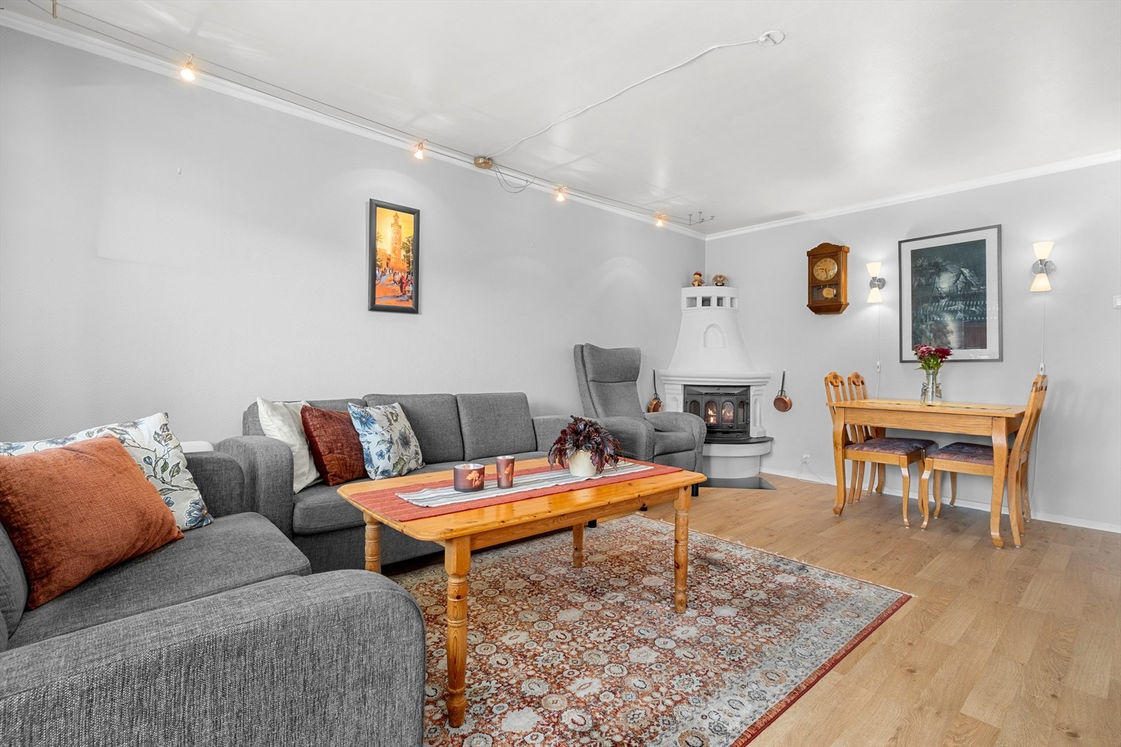 Stuen har flere møbleringsmuligheter , med plass til både sofa- og sittegruppe. Galleribilde