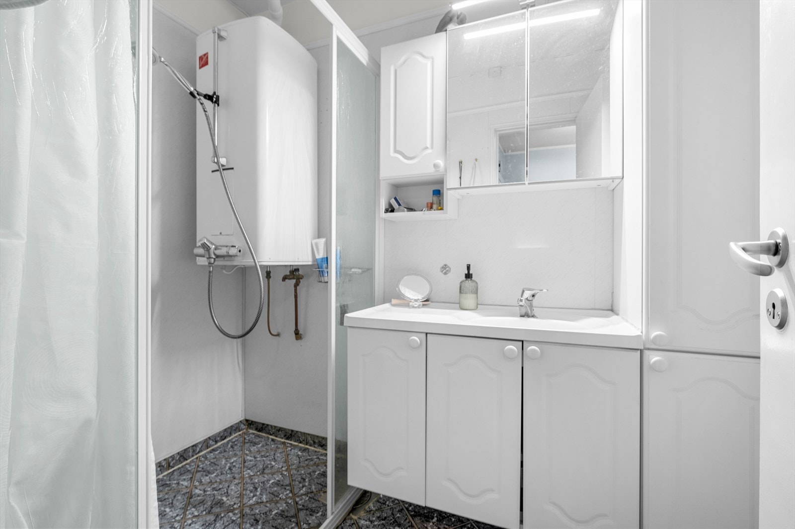 I tillegg til WC-rom er det et bad på 3,5 m². Badet har moderniseringsbehov. Galleribilde