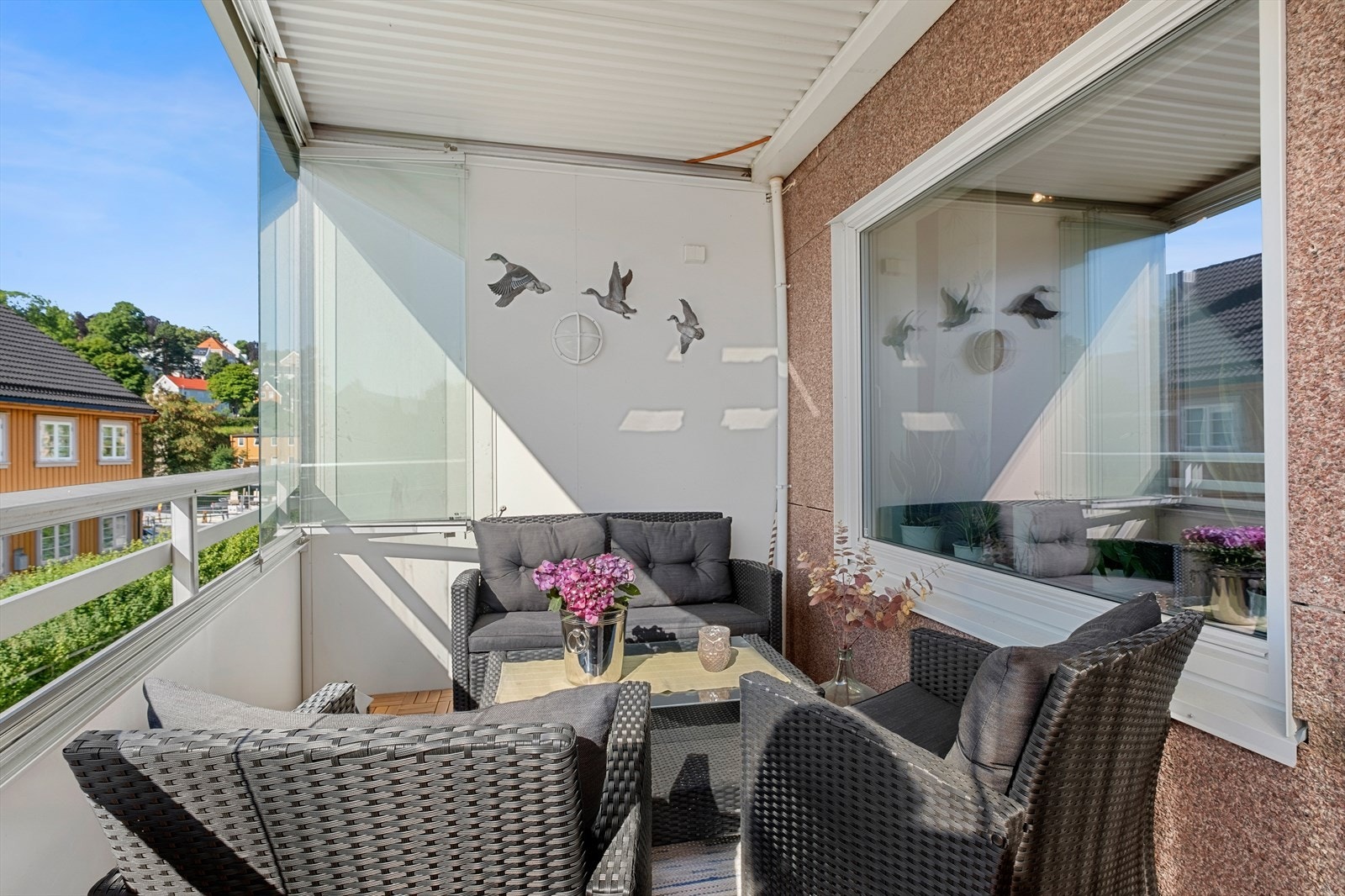 Her får du en sørvendt innglasset balkong som kan åpnes opp, noe som gir en luftig atmosfære. Her har du gode solforhold fra tidlig formiddag til kveld. Galleribilde