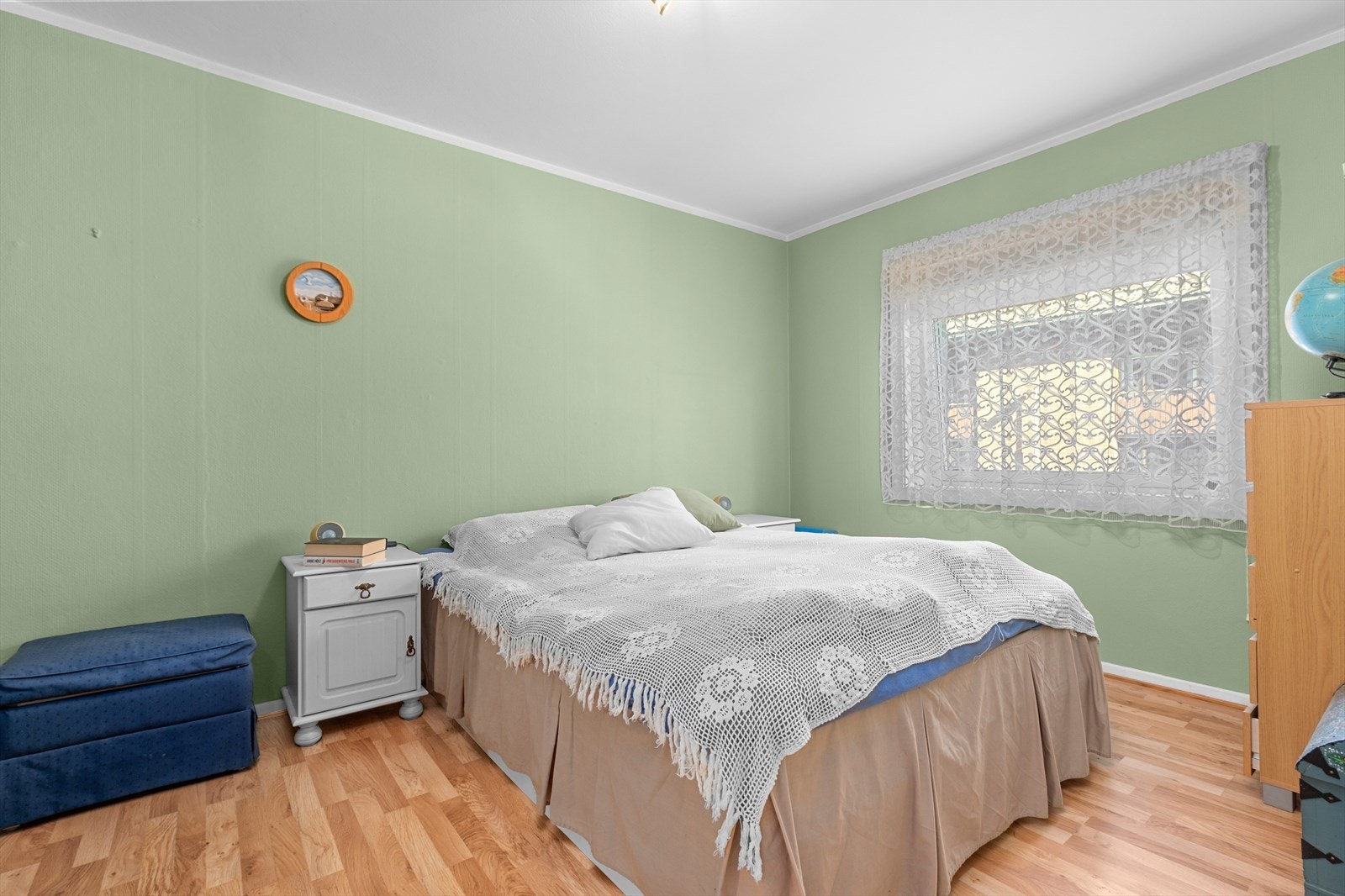 Hovedsoverommet er av god størrelse og måler 12,7 m². Her får du enkelt plass til dobbeltseng, nattbord og ønsket møblement. Galleribilde