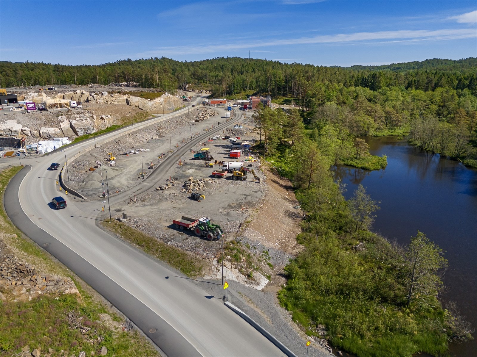 Drangsvann er et meget barnevennlig boligområde, hvor du har naturen like ved. I all nærhet vil du finne opparbeidede gå- og turstier, samt bademuligheter i Drangsvann som ligger i gangavstand. Det vil også komme en stor ny barnehage like ved! Galleribilde