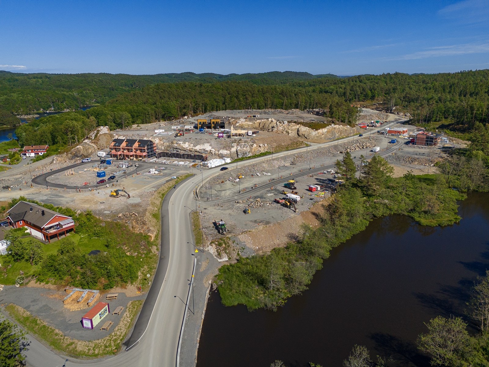 Aktuell tomt ligger like ved Langetjønn - her vil du ha morgensolen på den ene siden av boligen, samt ettermiddags- og kveldssolen i front. Galleribilde