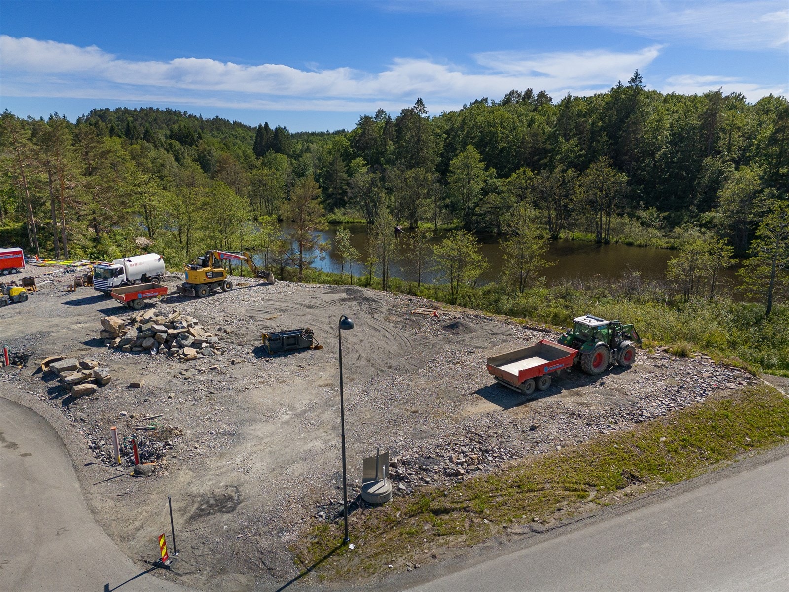 Tomten er regulert for en boenhet med BYA på 160 kvm., hvor det er lagt vann, kloakk, og strøm til tomtegrense. Tomten ligger i naturskjønne omgivelser med meget gode solforhold! Galleribilde