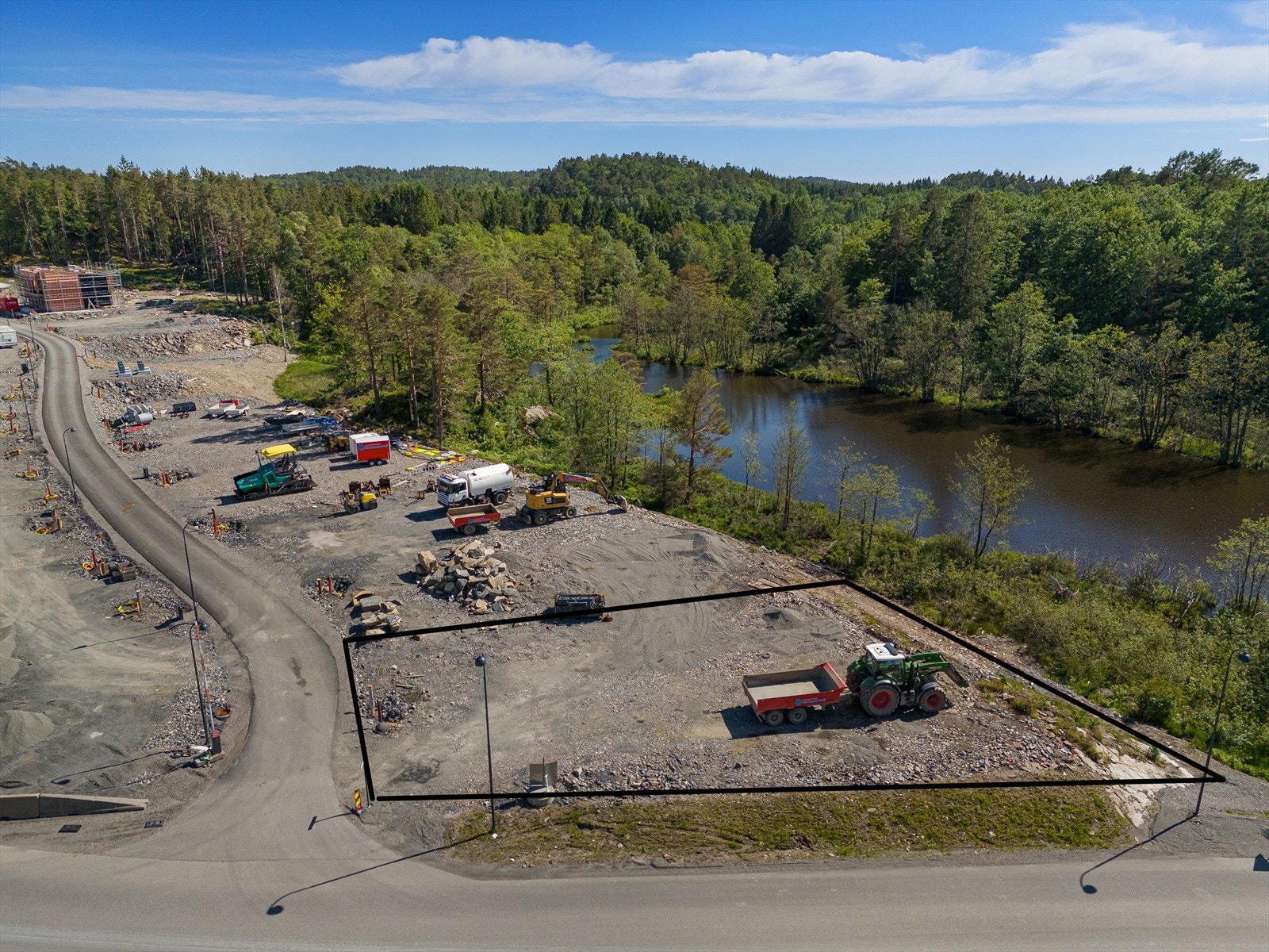 Velkommen til det nye boligfeltet "Sommerro" på Drangsvann- her kan du sikre deg en ekstra stor eneboligtomt på enden av feltet med friareal i front. Tomten er presentert av Ina Andersen for Sørmegleren. Galleribilde