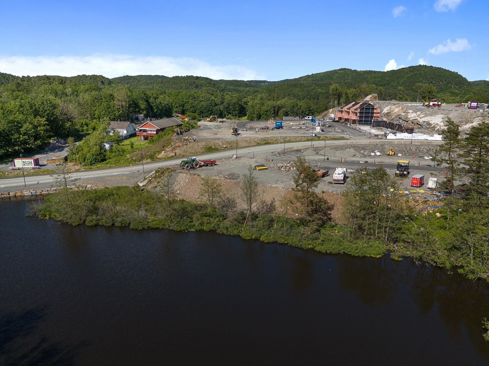 Tomten ligger lunt til i landlige omgivelser, samtidig som du bor sentralt med kort vei til både Sørlandssenteret i den ene retningen og Kristiansand Sentrum i motsatt retning. Galleribilde