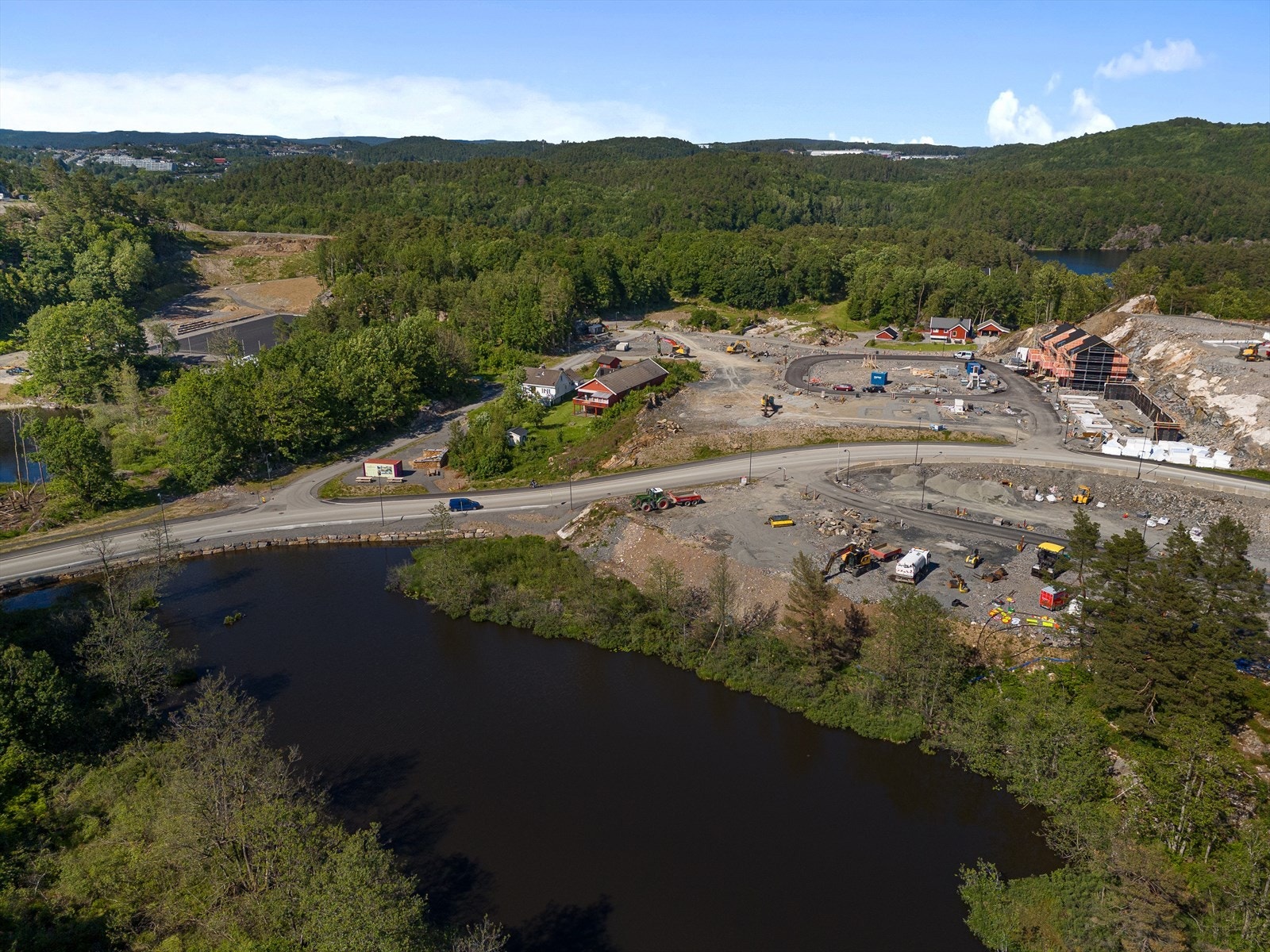Området "Sommerro" er et nytt boligfelt på Drangsvann med flere boliger og noen planlagte næringsbygg. Galleribilde