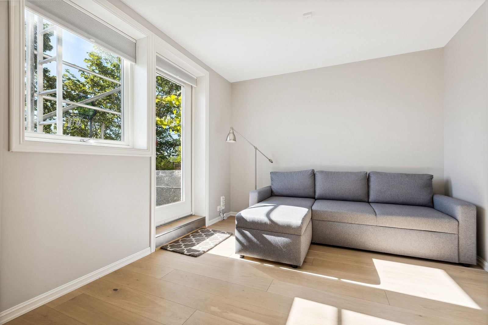 Enkle møbleringsmuligheter med plass til sofa, seng og spisebord med stoler. Galleribilde
