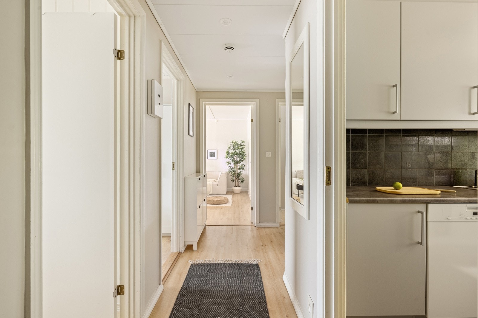 Fra entreen har du tilkomst til de øvrige rommene i leiligheten. Galleribilde
