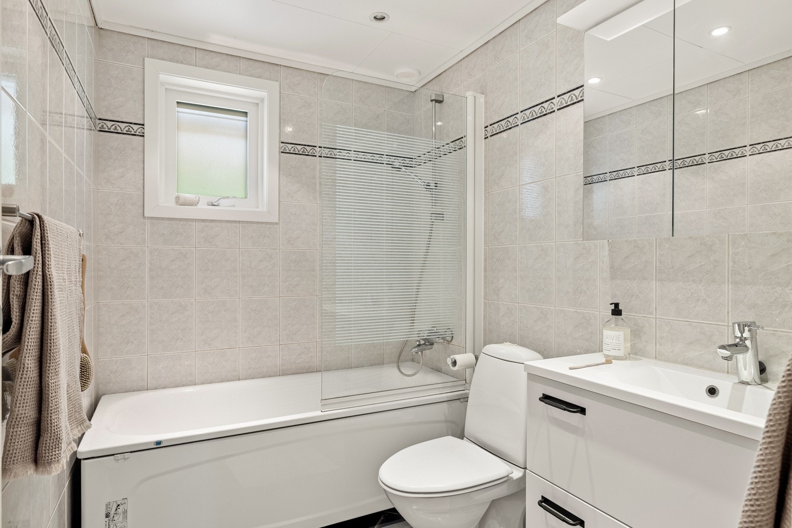 Badet måler 3,7 kvm og har varmekabler i gulv. Galleribilde